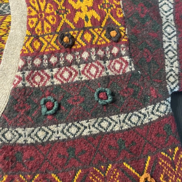 🥮 CROP/WAIST LENGTH CARDIGAN WITH FLOWER APPLIQUÉS | Red multi | Size M-L - Picture 4 of 5